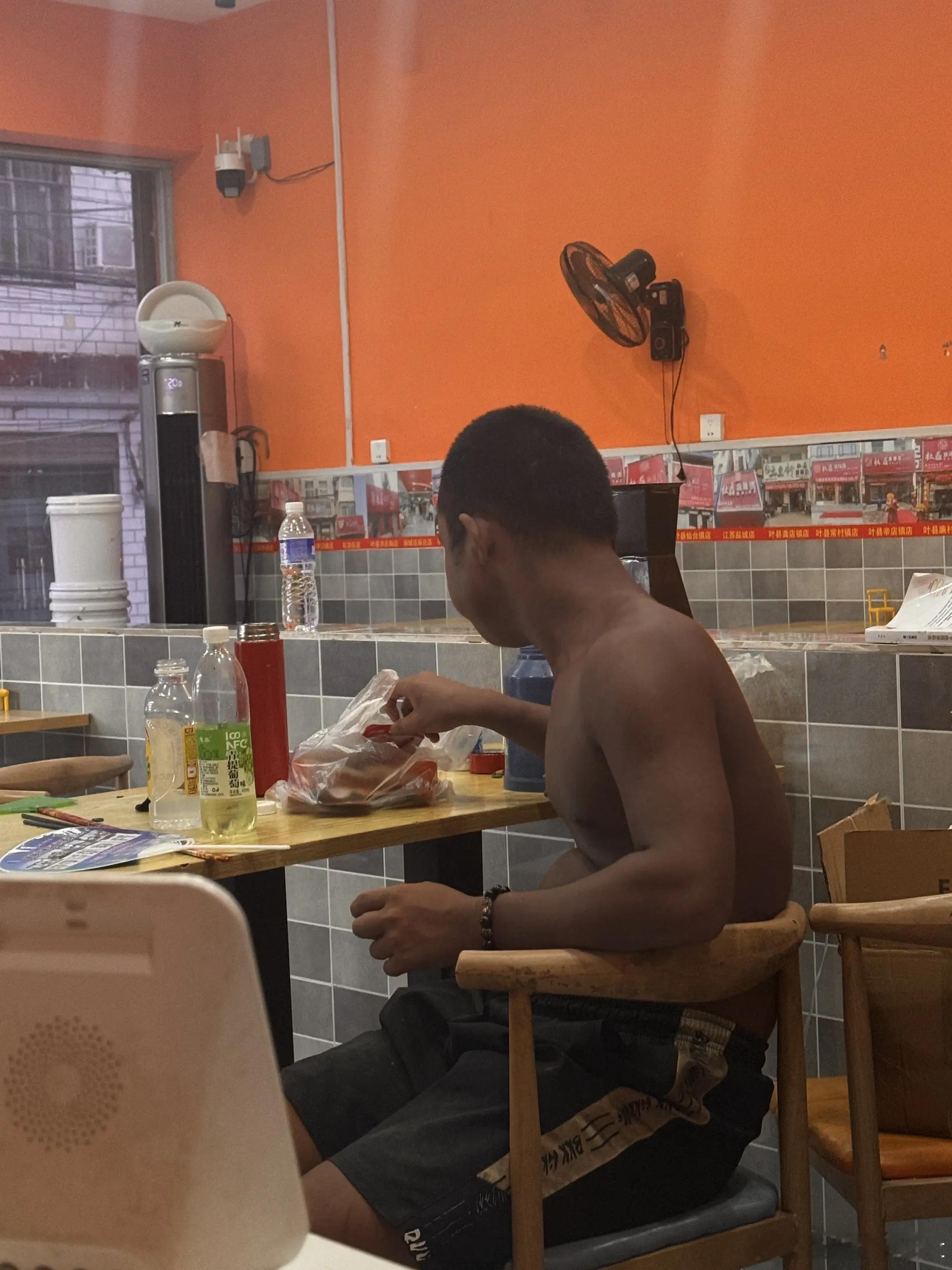 今天我们店里来了一个男孩，好奇怪，他咋被晒得那么黑，长得又显小又显老，根本猜不出