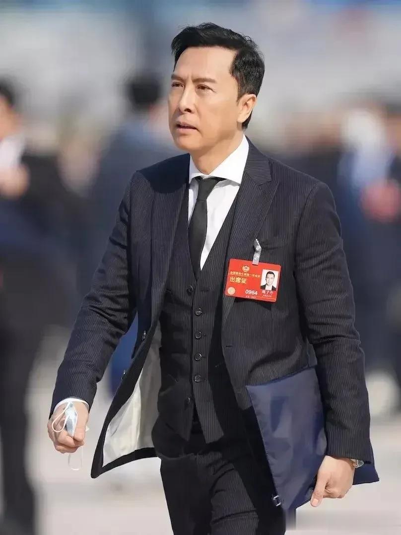 甄子丹最起码是一米八的脸，健壮，腰细，肌肉发达，穿西装那是绝对有型