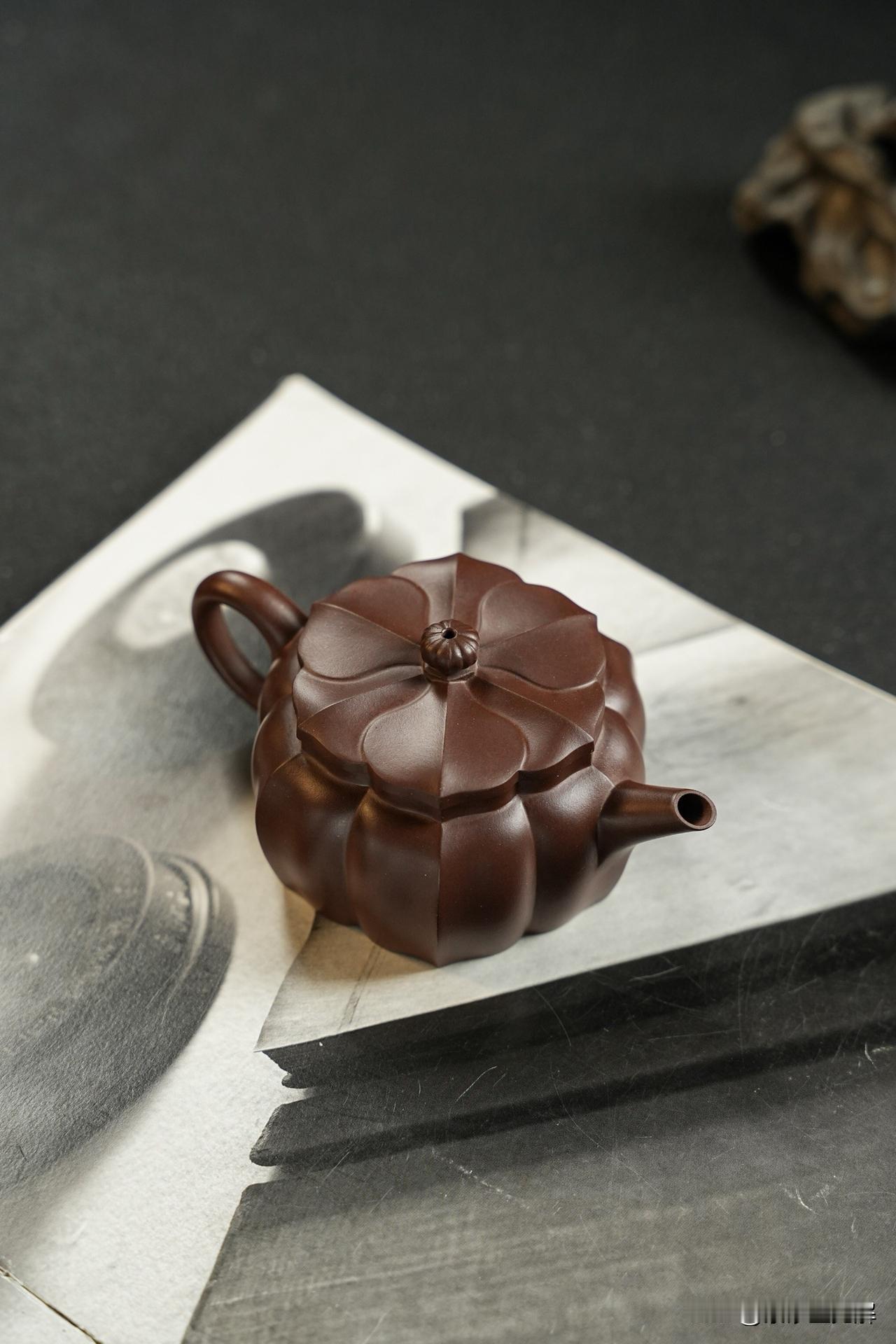 紫砂茶壶容量大小需合己用。茶壶容量大小差距甚多，大者容水数升，小者仅纳一杯之量