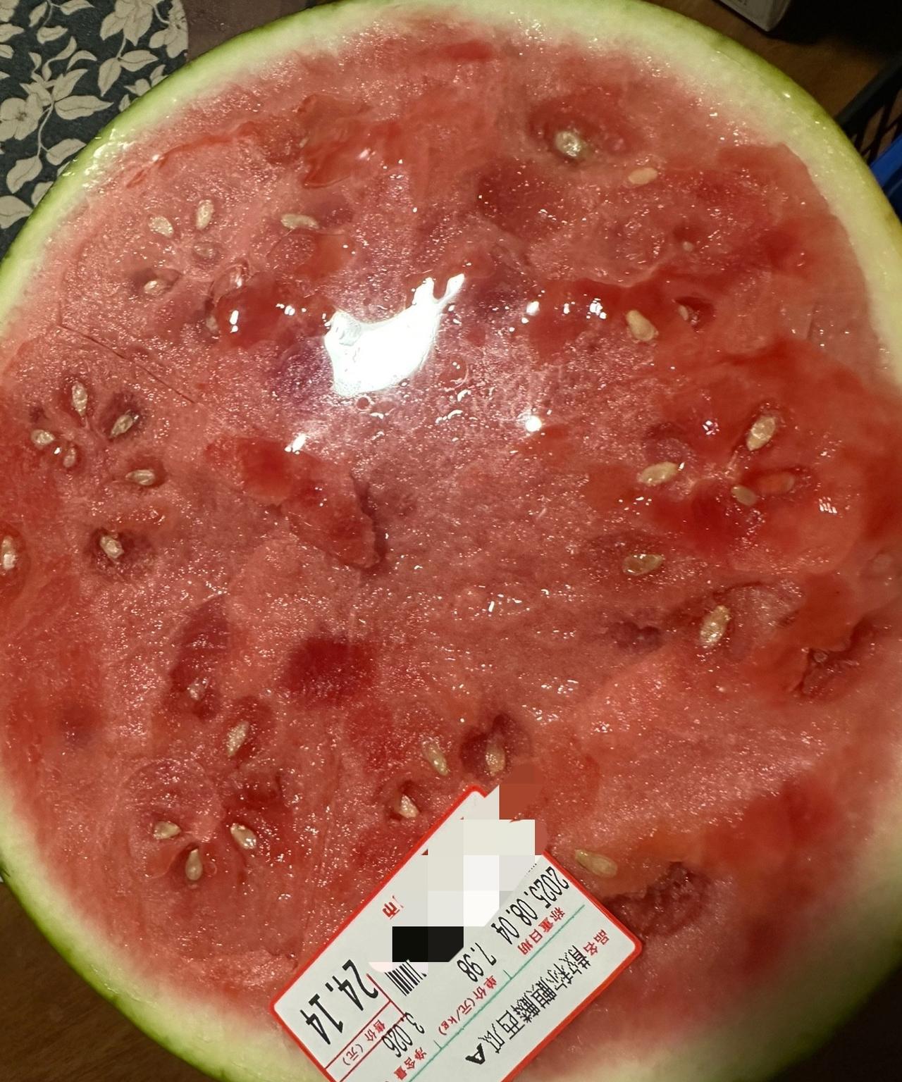 在青岛活的多累挺，不努力连西瓜都吃不起了。超市里有个大叔拿了一个西瓜称完了问我