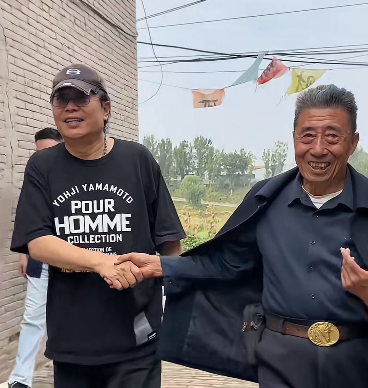 知名富豪冀长吉返回山西老家太有面！王为念不远600公里从北京前往其老家探望。切