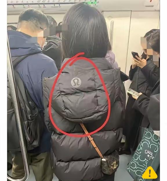 家人们谁懂啊早高峰地铁偶遇“神仙羽绒服”，跟了三站地愣是不敢问链接！关键的颜色