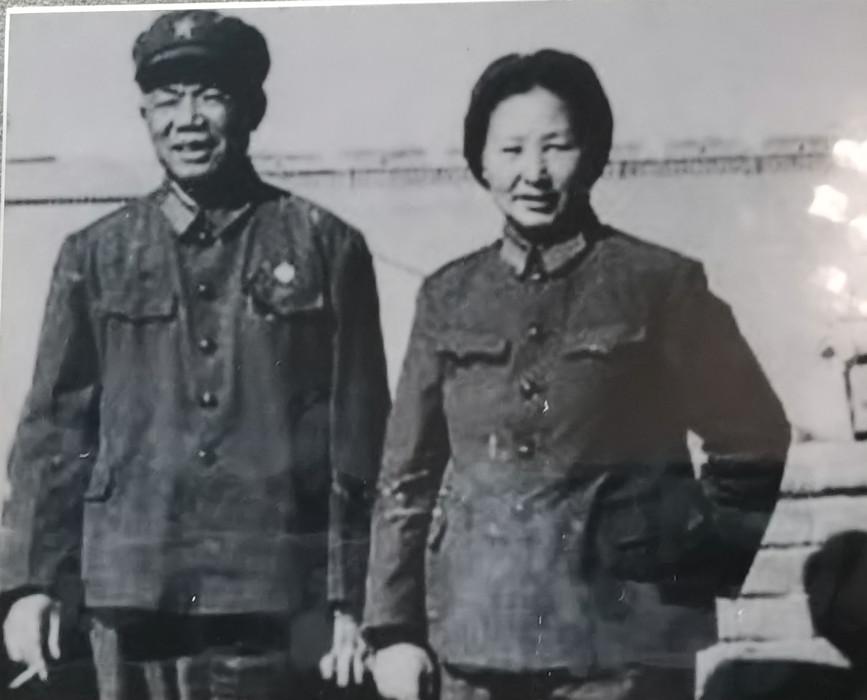 1977年，开国上将韩先楚和夫人刘芷在兰州合影。当时韩先楚是兰州军区司令员，老将