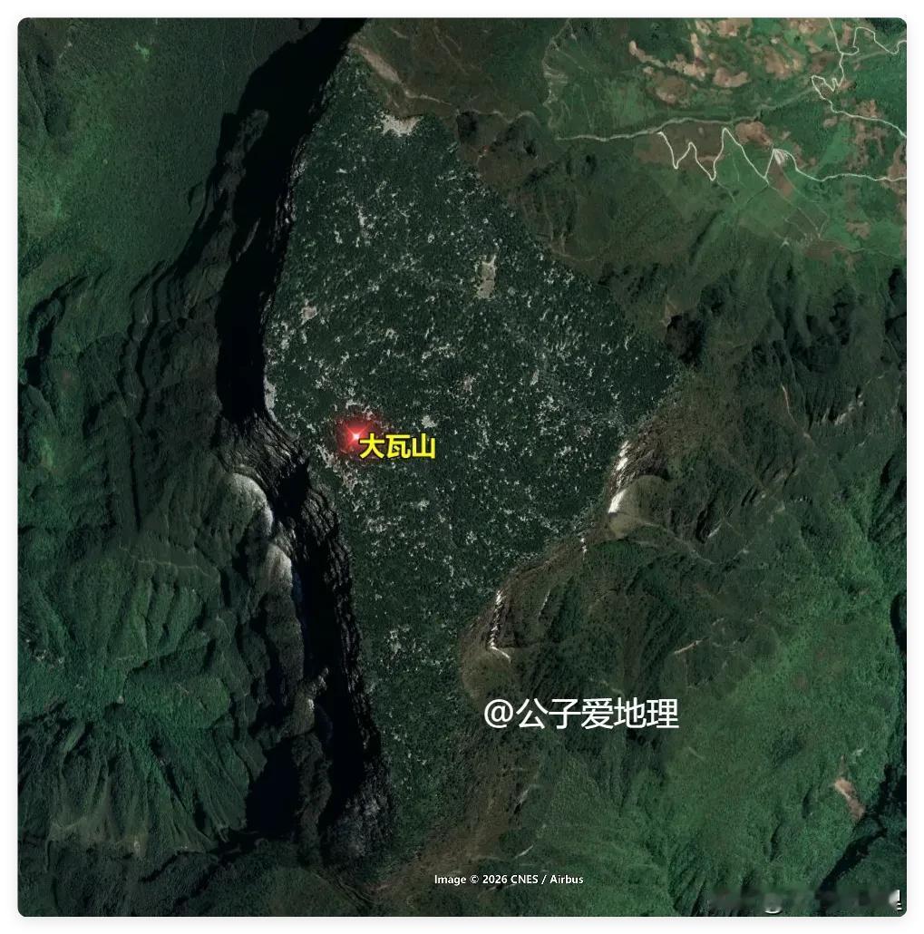 四川大瓦山，被严重低估的地方。你见过山顶平得像被天神削过的桌面山吗？在峨眉山