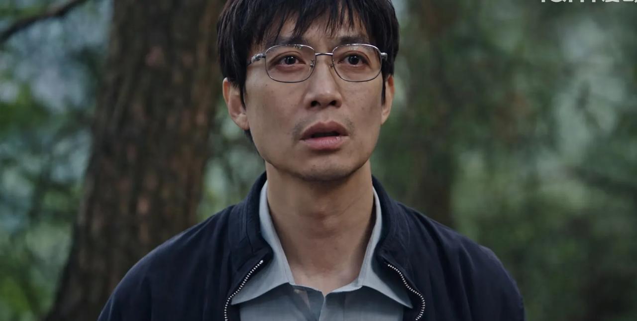 《利剑玫瑰》孙律师以为被埋的那个孩子是自己苦苦寻找的儿子小光。邓妍让他来警局指