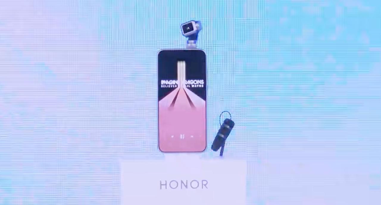 来了来了，荣耀RobotPhone来了。开场秀跳个舞，非常灵性。我非常期待它