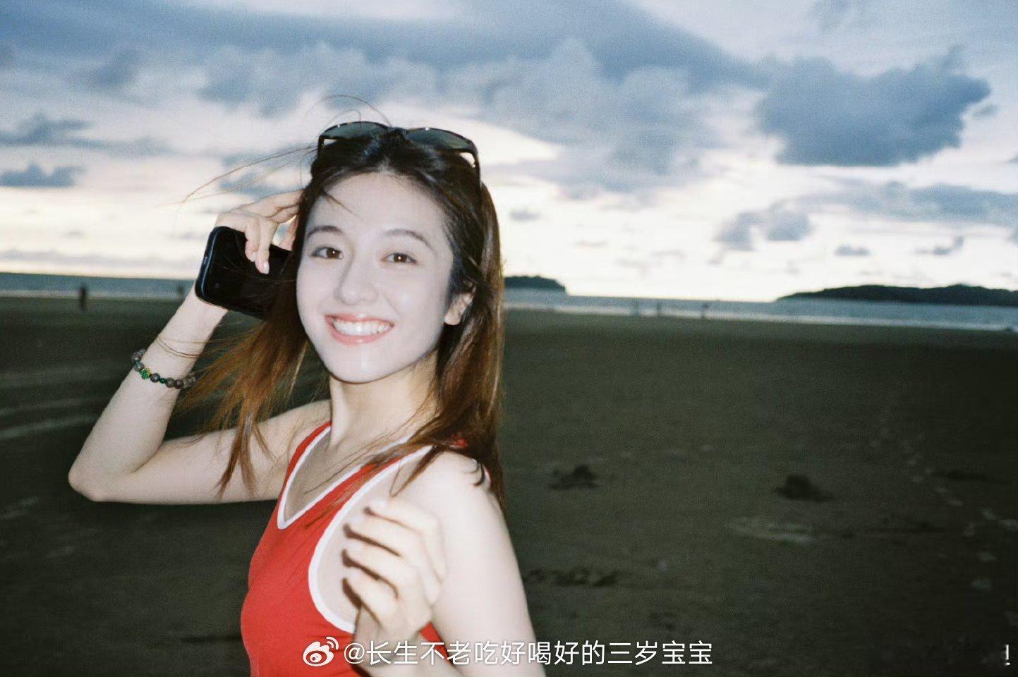 李兰迪泳装这是什么阳光氧气少女！笑容也太有感染力了吧，隔着屏幕都被她的快乐治愈了