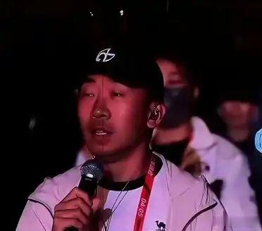杨迪在周杰伦演唱会这段笑疯了🤣现场被抽中点歌，激动比划想唱《半兽人》。周杰伦直