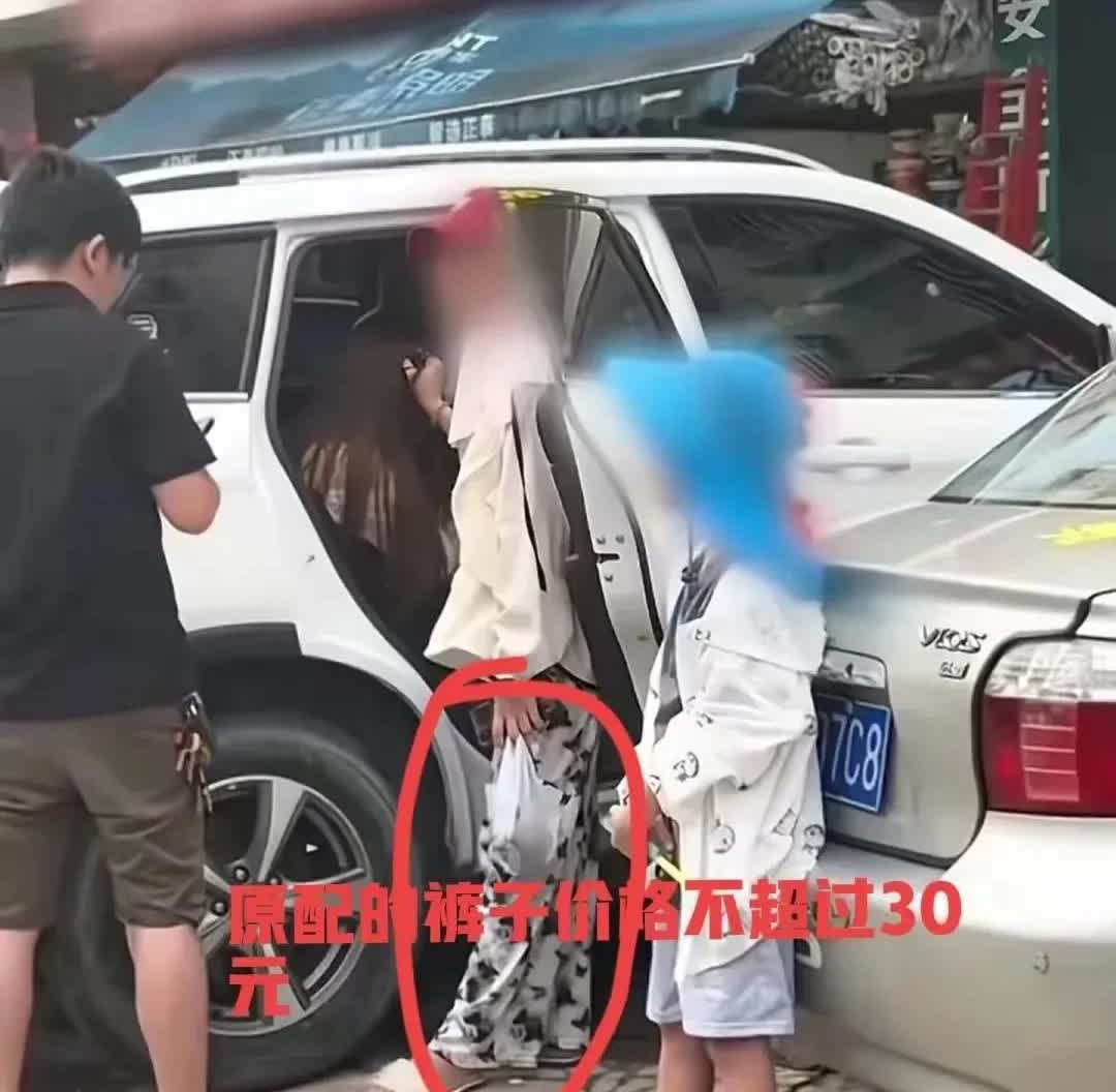 广西南宁原配抓小三火了，出轨男简直不是人，妻子带着孩子买菜发现老公车上坐