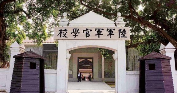 周总理在国民党中的地位有多高？首先，周总理是黄埔军校108将之一。还是黄埔军校3