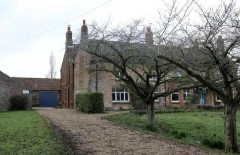 安德鲁王子从城堡搬到农场以后，查尔斯三世依旧包吃包住，负担对方的大部分生活以及安