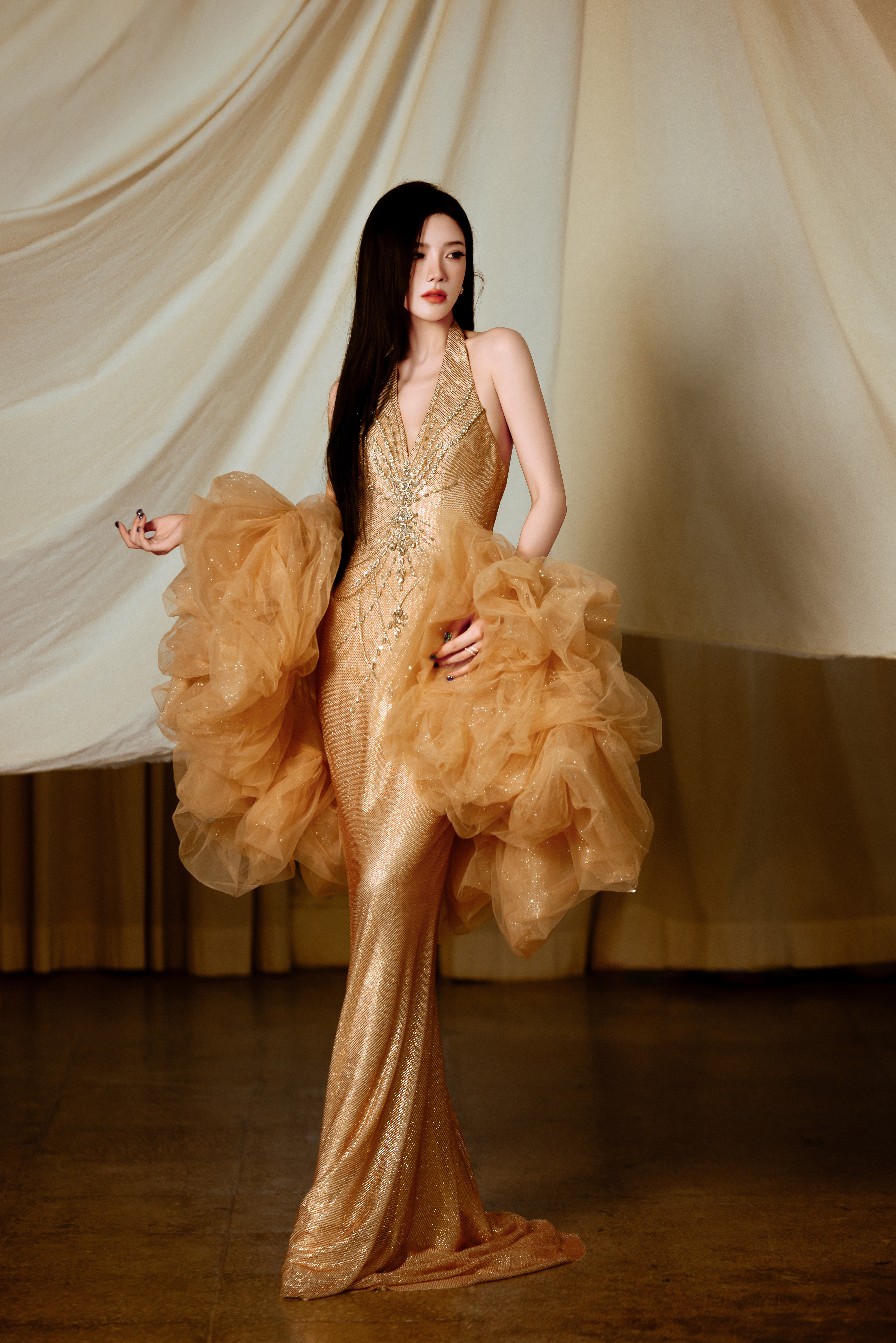 戴燕妮鎏金曳地裙裾漾着光，是属于千金的璀璨序章。