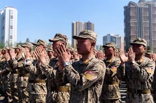 当地时间12月25日，韩联社曝光一则重磅消息，两名在乌克兰被俘的朝鲜士兵通过首尔