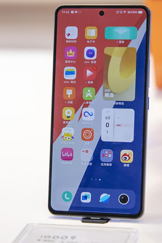 我现在用的手机就是vivo，说真的用了快三年，从来没在网上跟着凑过参数吐槽的热闹。之前陪朋友逛线下卖