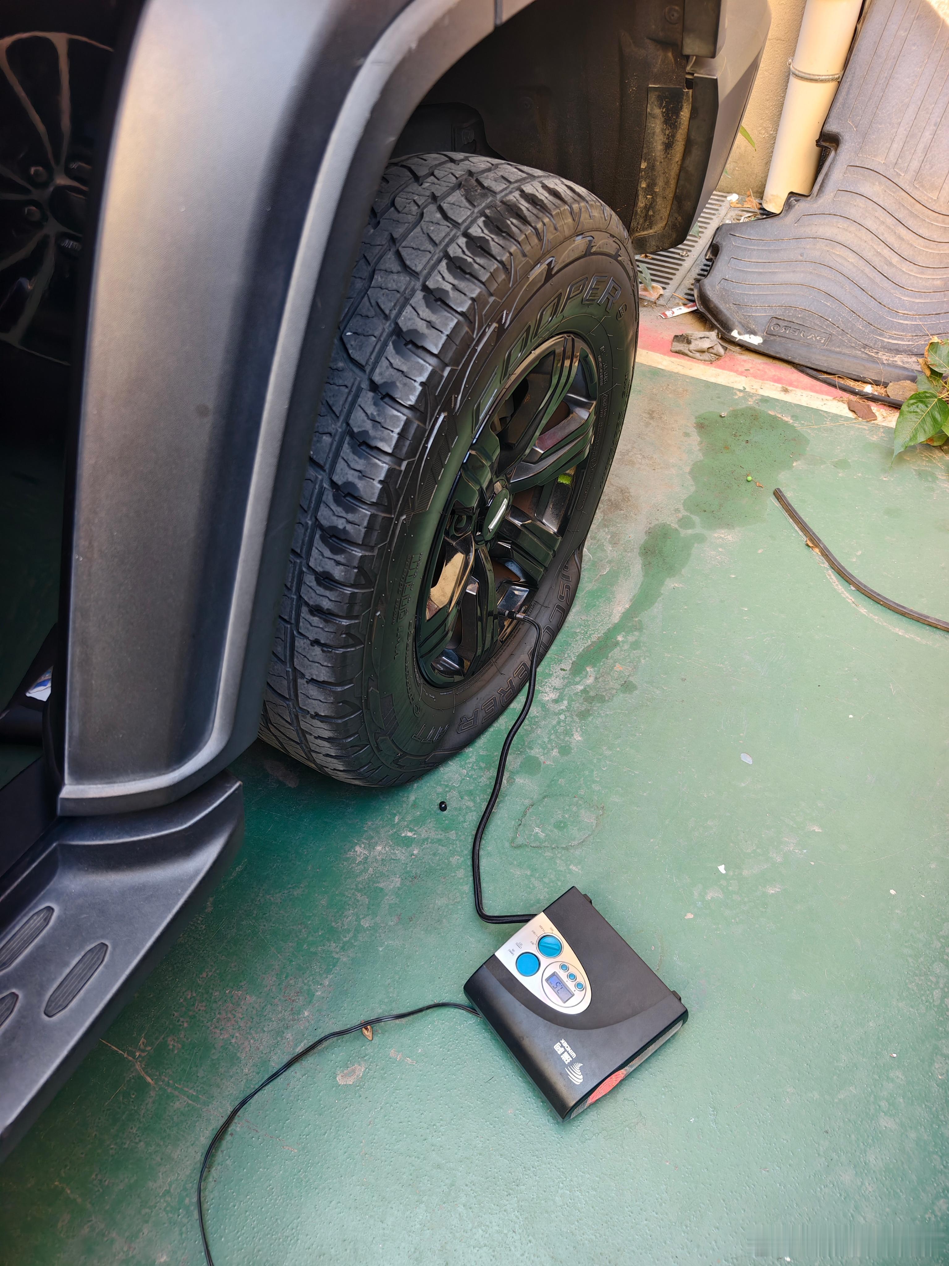 哇擦，昨天看着还好好的，也没开出去，今天完全没气了