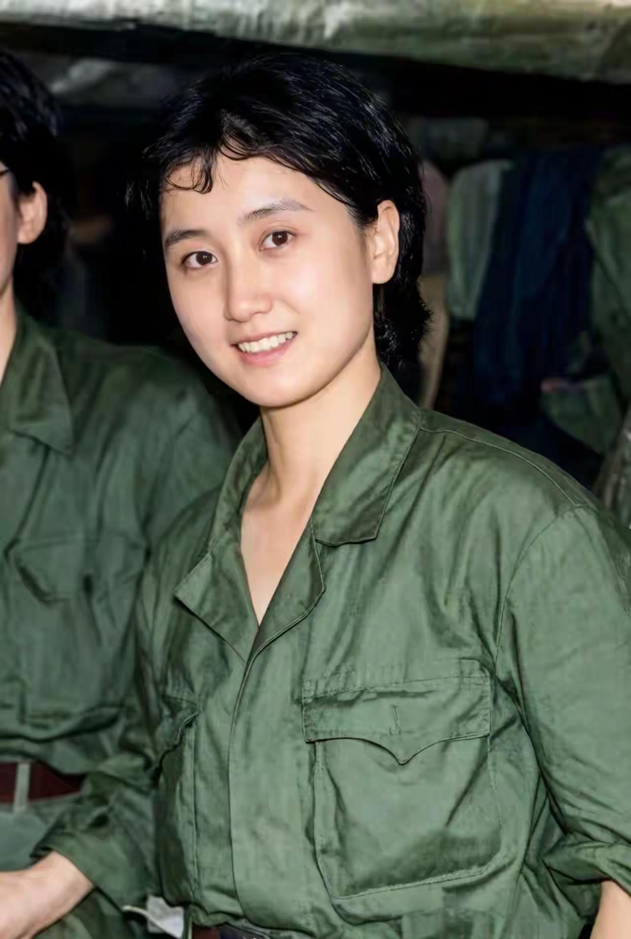陈燕平是1986年赴老山前线参加战地救护工作的女兵之一，当时作为医疗救护人员在前