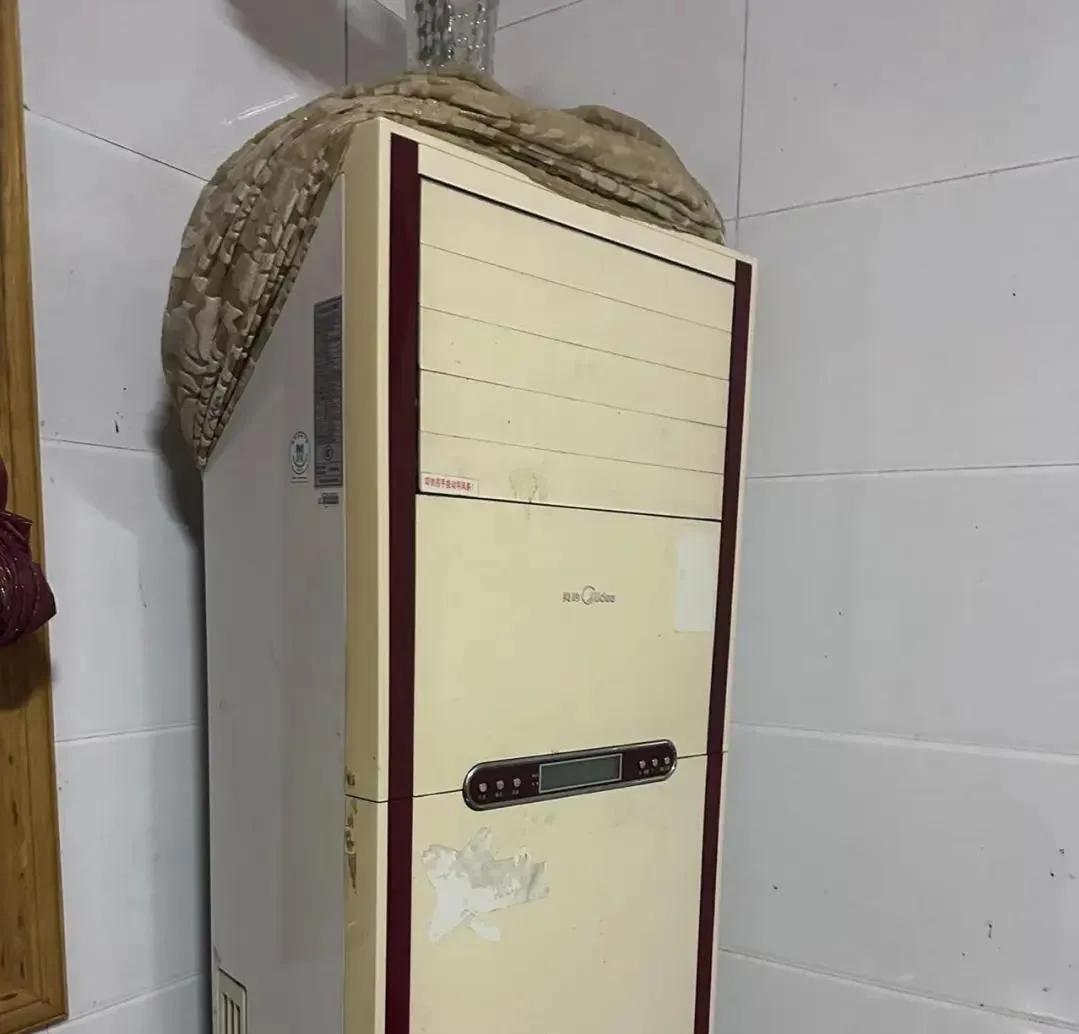 今天老家换新空调，原来的老旧空调不知道怎么办。安装师傅看到这台旧空调问道“这