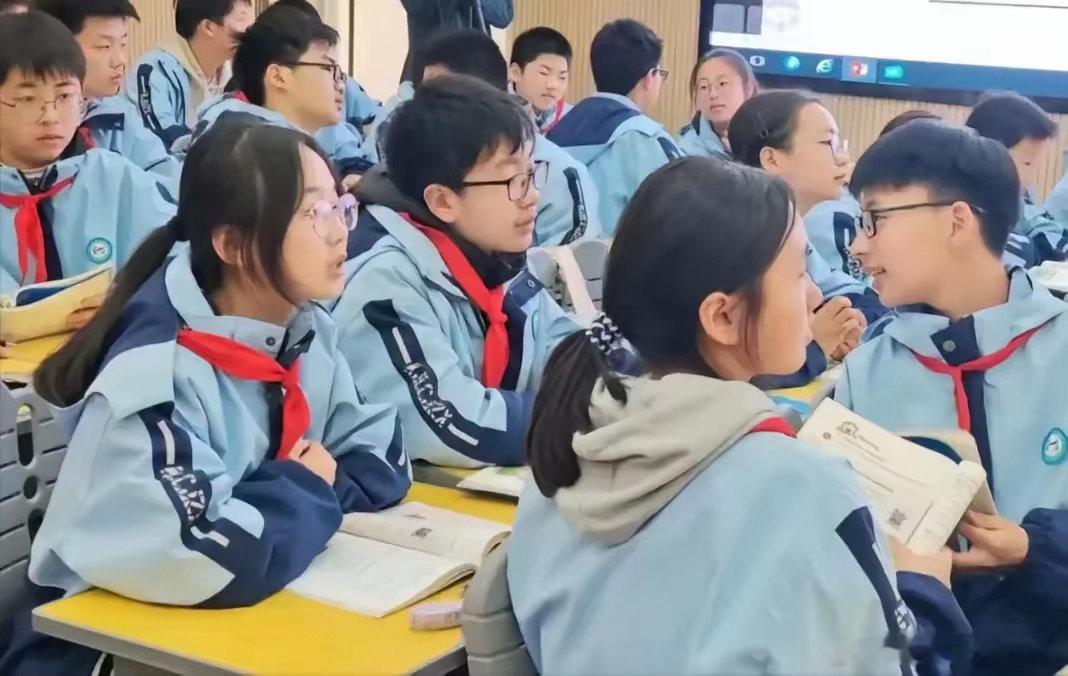 到了初二，你会发现：1、初二是成绩定型期，从初二看中考，八九不离十。成绩中等的