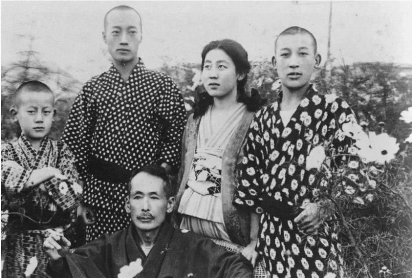 这张老照片，是川岛芳子（爱新觉罗·显玗）青少年时期的影像，镜头里，梳着双马尾、穿