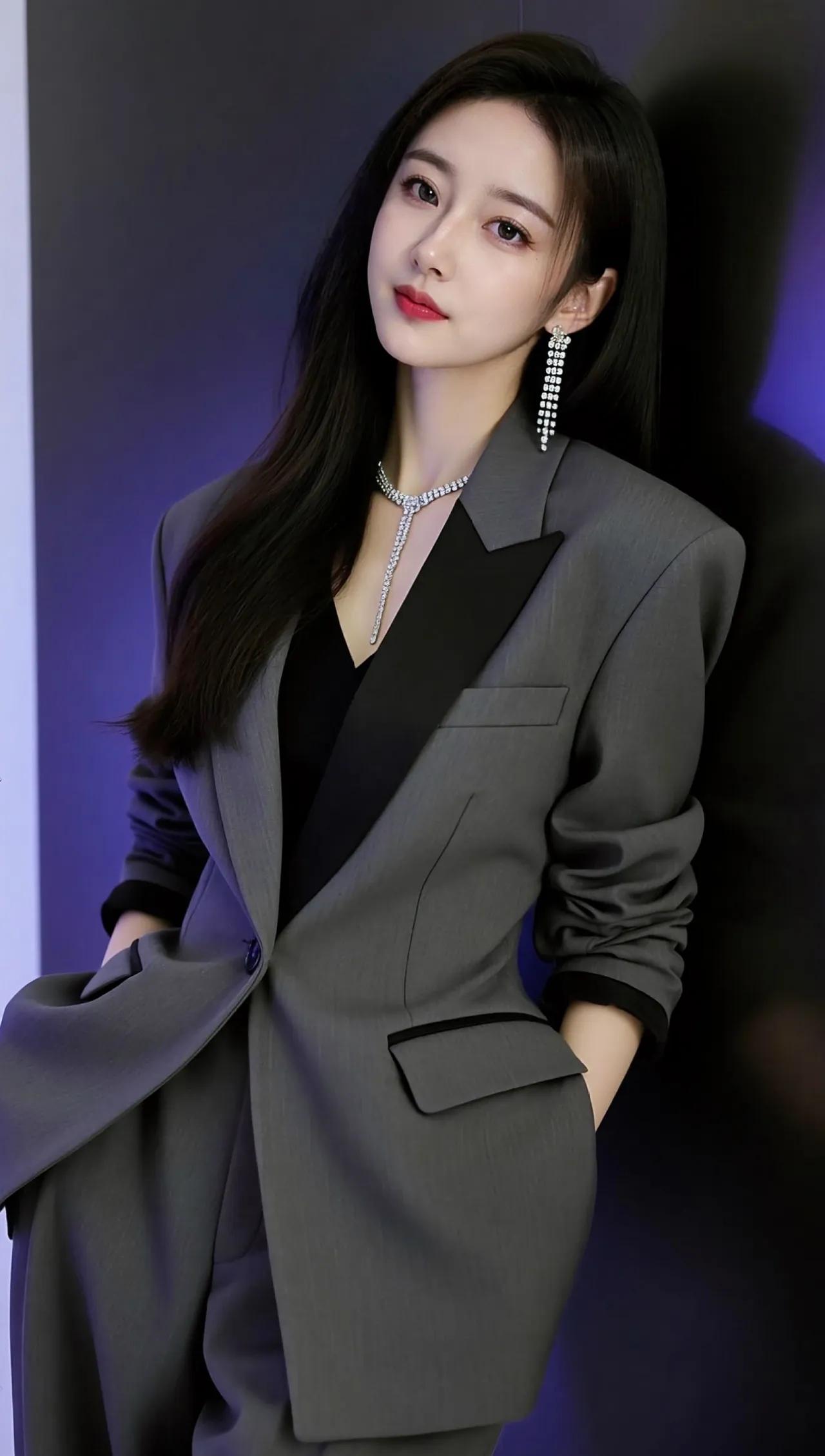 优雅职场风，灰色西装搭配珍珠项链，尽显女性魅力！