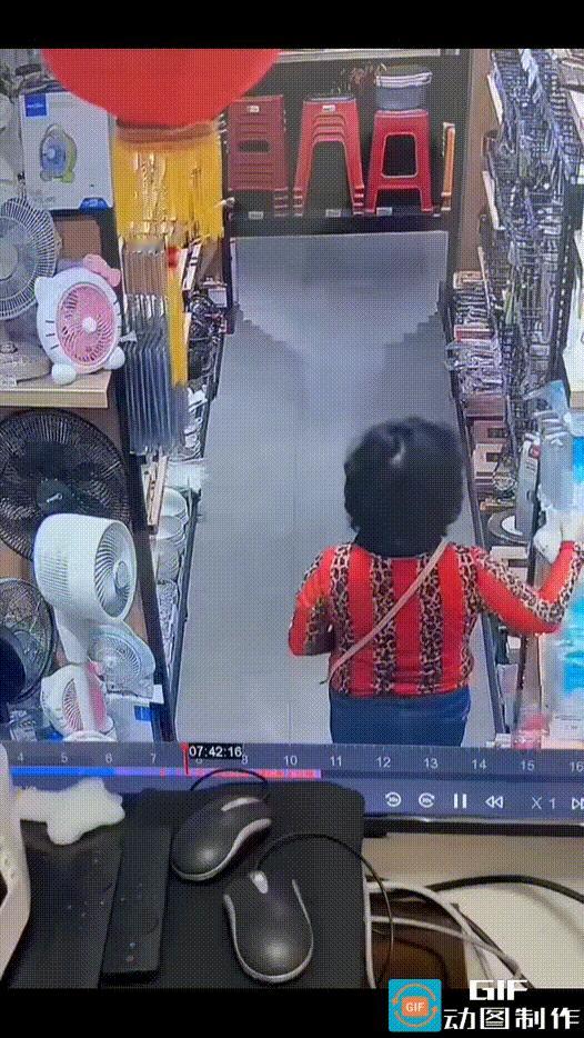 6月9日，重庆一家超市，一大妈手里拿着两样商品，其中一样是袋玉米，另一样好像是副