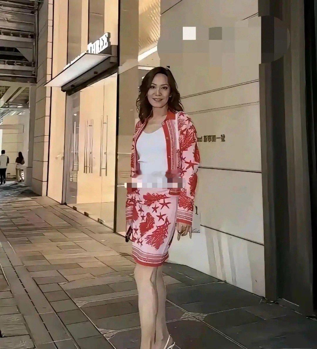 甄子丹的岳母真年轻啊，还以为跟她女儿是两姐妹