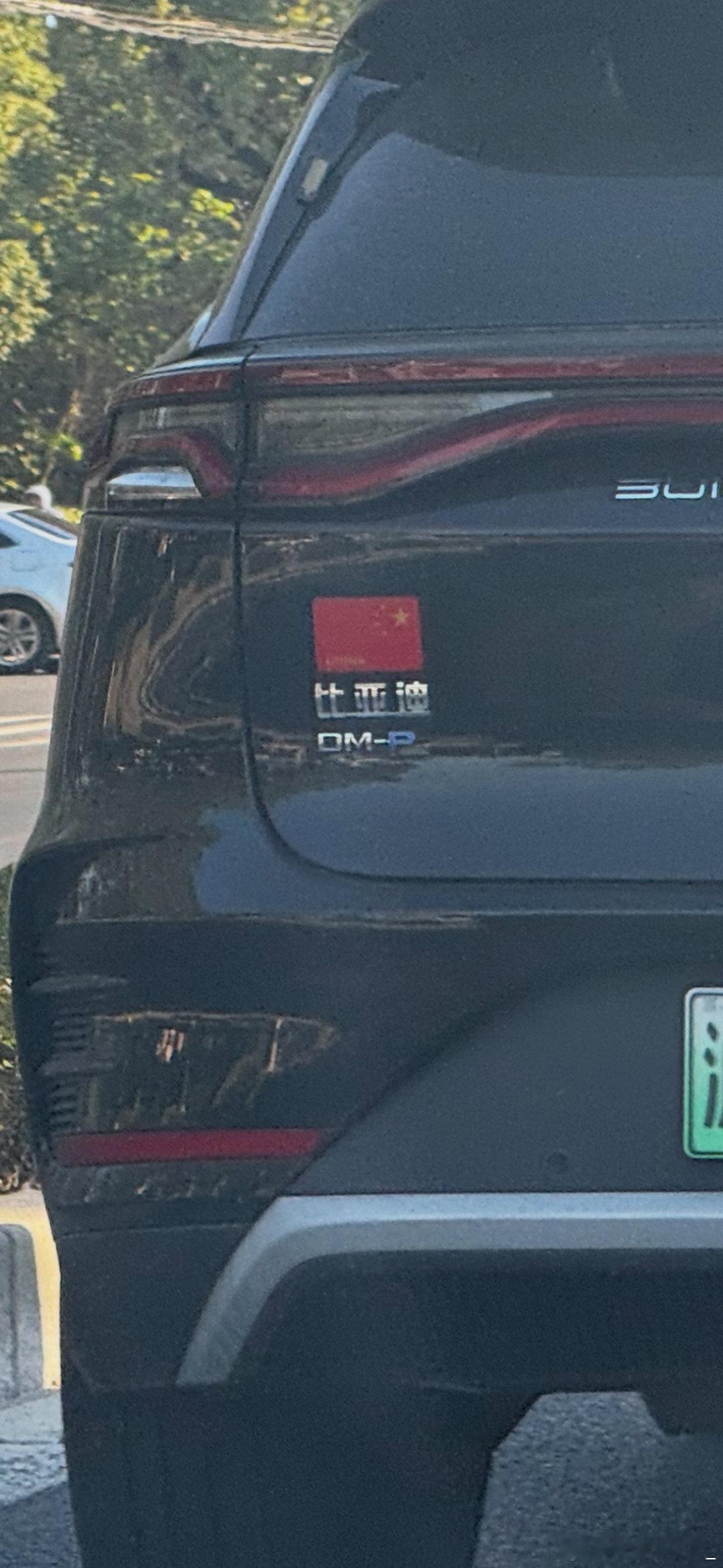 这两天碰见两辆把国旗贴反的，这如果是故意的话是要被拘留的