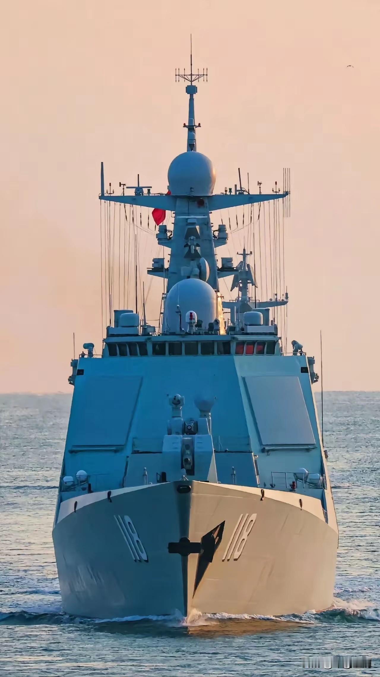 官宣：新型052D驱逐舰已由4面盾变成6面盾，专治美军！近日，在央视报道最新改