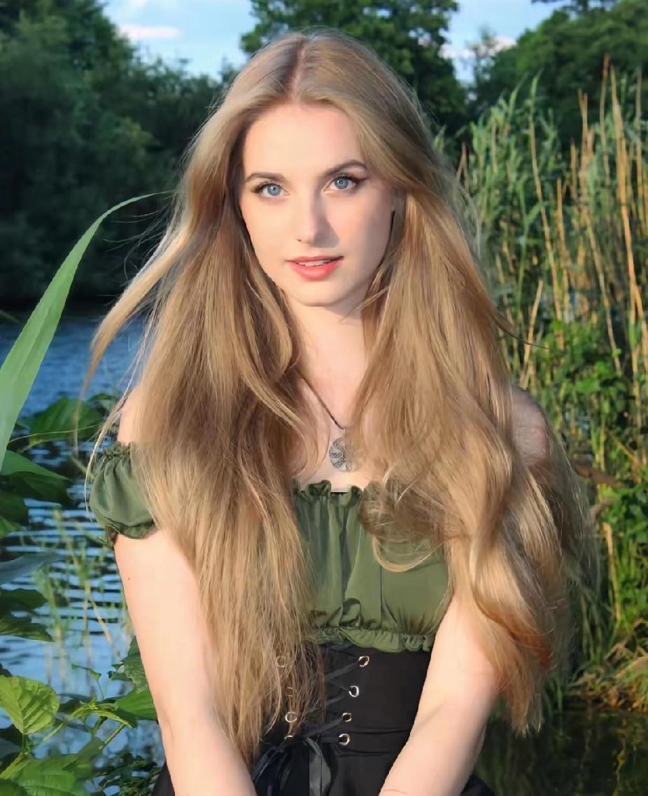 因为中国近代的审美观，受到了西方文化入侵的影响。所以很多人觉得西方白种人颜值至上