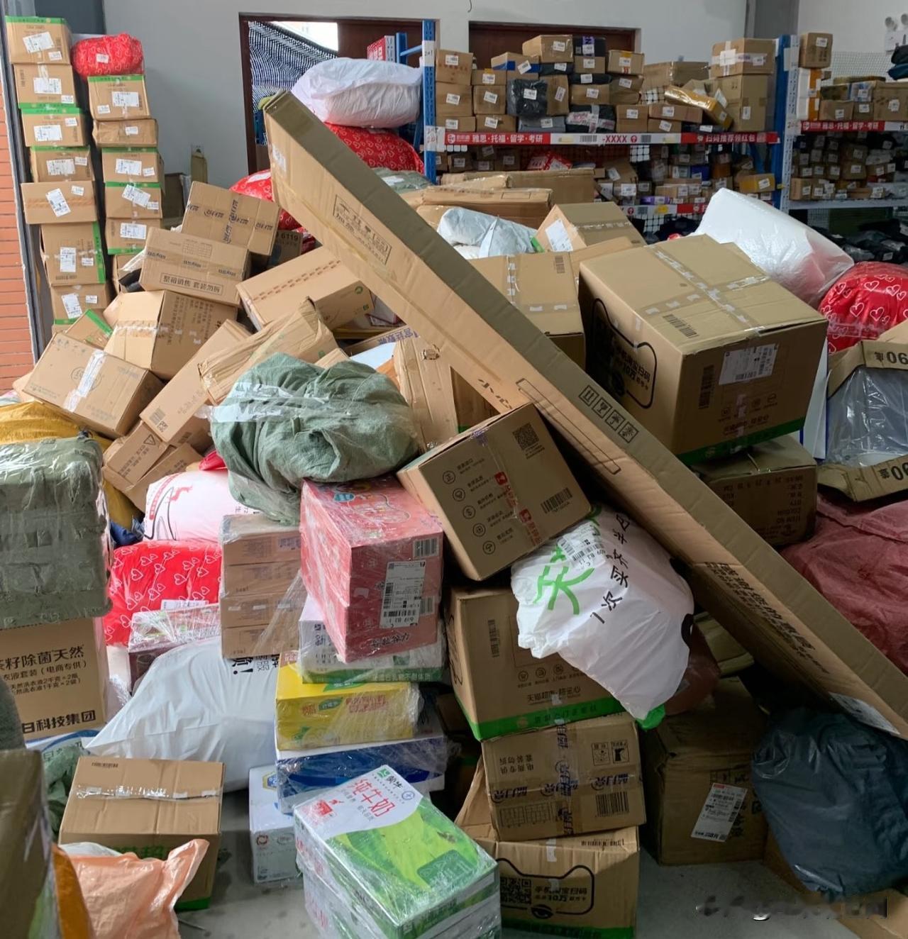 我在大学城开快递站，今年发现个挺明显的变化。以前货架上堆的都是衣服、鞋子、化妆