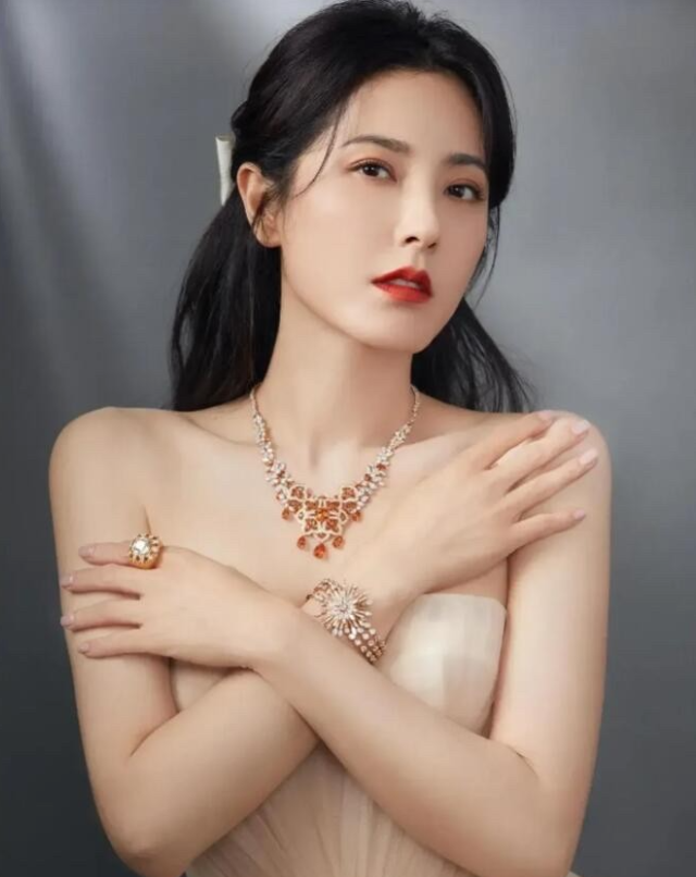 这样一看，她其实很一般呀，为什么大家都吹捧她是中戏有史以来最美的校花呢？皮肤粗糙