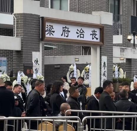 梁小龙告别仪式在深圳举行26日，著名功夫影星梁小龙告别式于深圳龙岗殡仪馆举行，