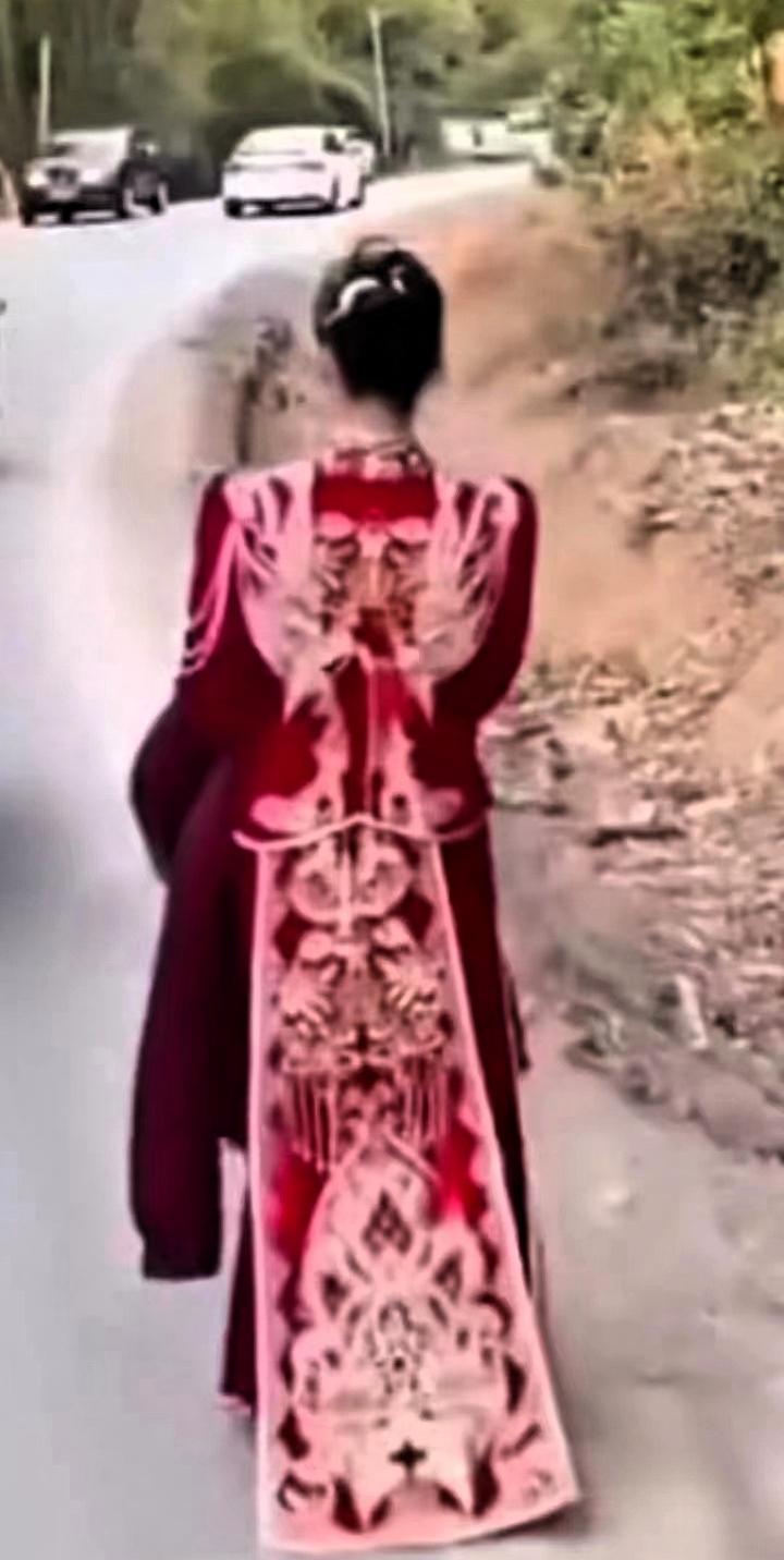 寒心！远嫁的女子婚礼进行一半时，新娘才得知，新郎一直瞒着自己，家中已有两个孩子，