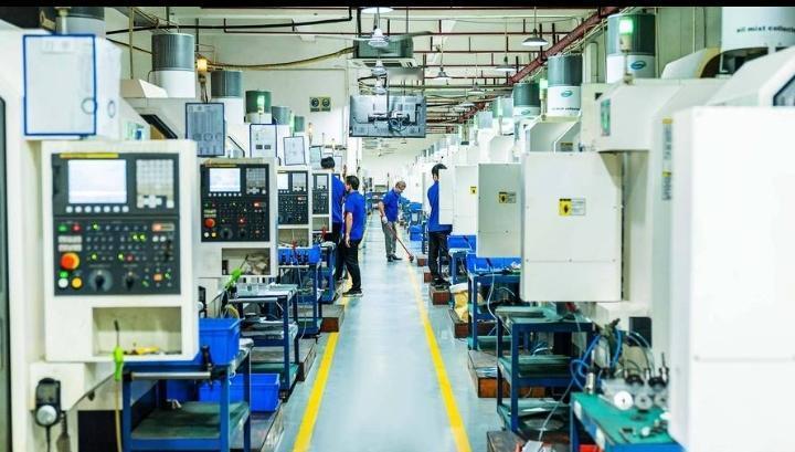 上个月被工厂老板儿子解聘了，原因是我干了几十年除了会调试机器什么都不会，现在厂里