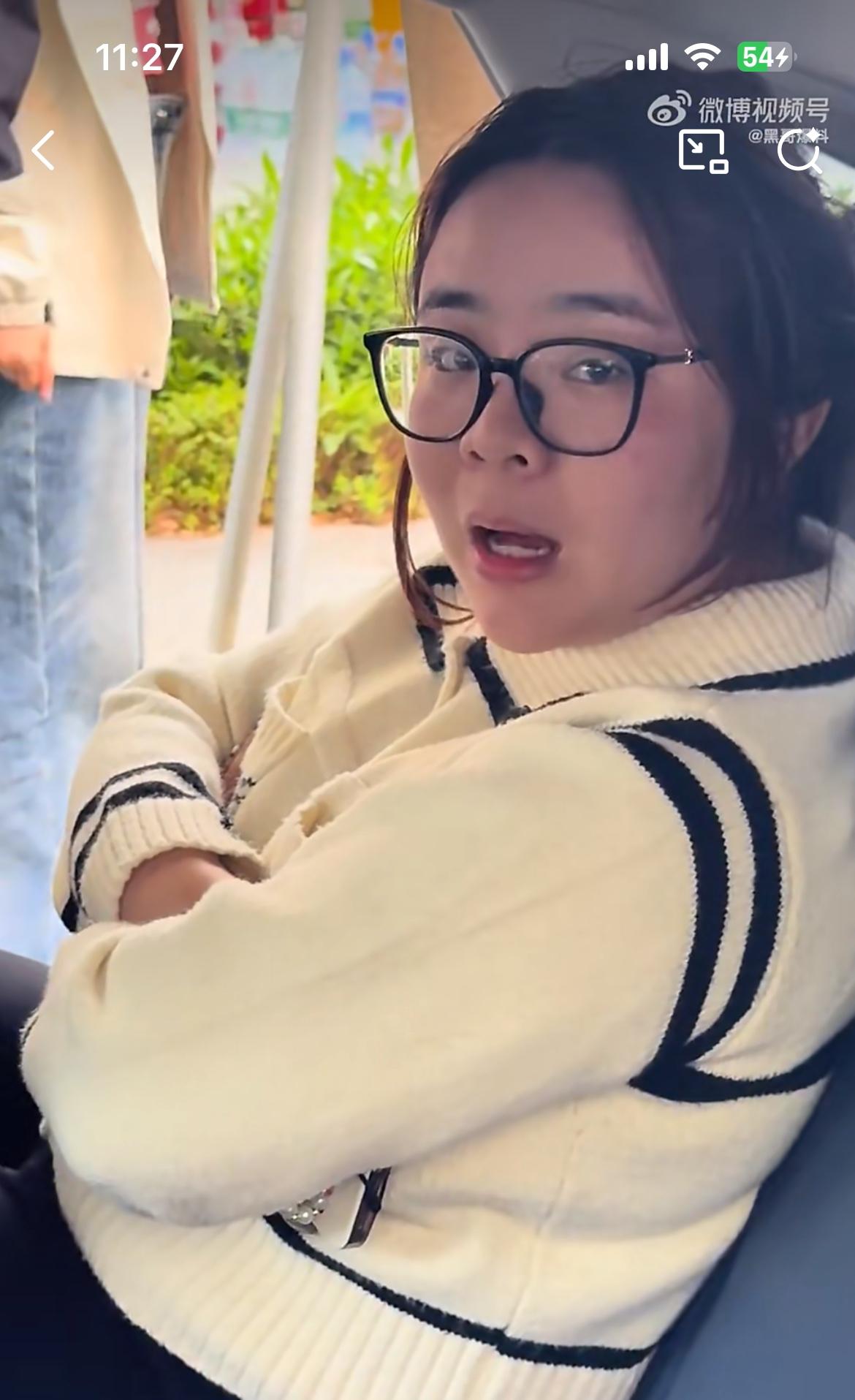 广州一小仙女坐网约车到点了不下车，说自己瘸了，心梗了，旁边的闺蜜使劲拉她下车不愿