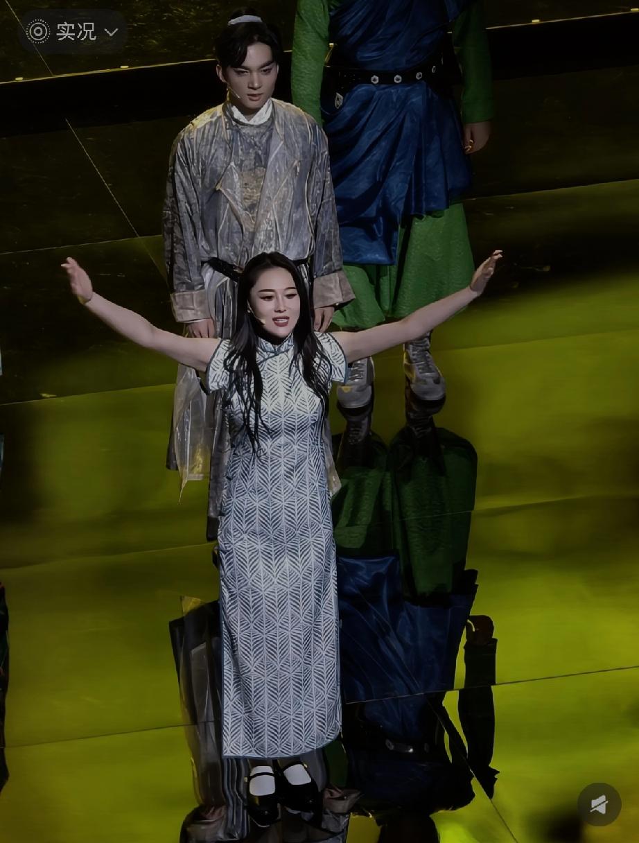 张馨予演舞台剧被拍到真实照片了，好雷人!近日，张馨予穿着旗袍演舞台剧备受关注