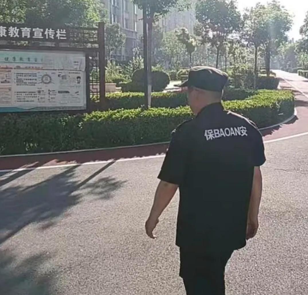 现在当个保安，就连收废品的人都敢看不起保安啦！昨天下午小区来了一位收废品的，要进