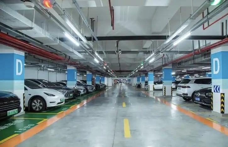 禁止新能源汽车进入小区地库，我个人是表示坚决支持的。有人说，山西大同某小区物业