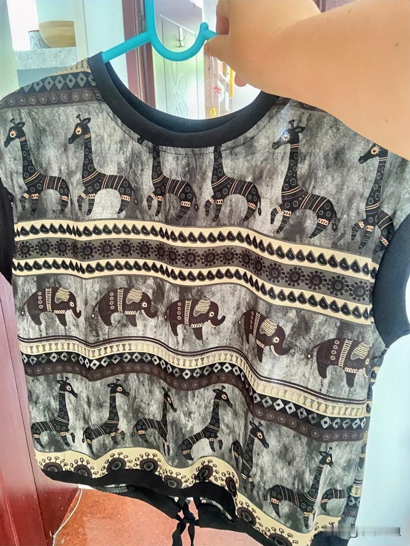 昨天我溜商场，心血来潮，在一个服装店里试了几件衣服，有点不好意思不买了！只能勉
