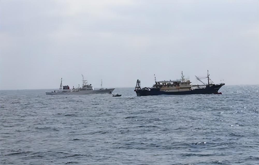 中日冲突或将再一次升级！时隔四年，日本再一次扣押中国渔船。日本共同社2月13