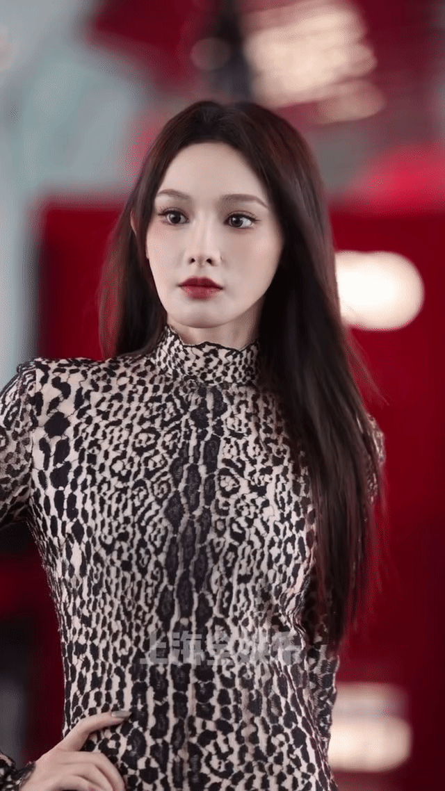 彭小苒蛇女造型彭小苒用蛇女造型重新定义冷艳！凌厉线条勾勒出神秘氛围，每个细节都