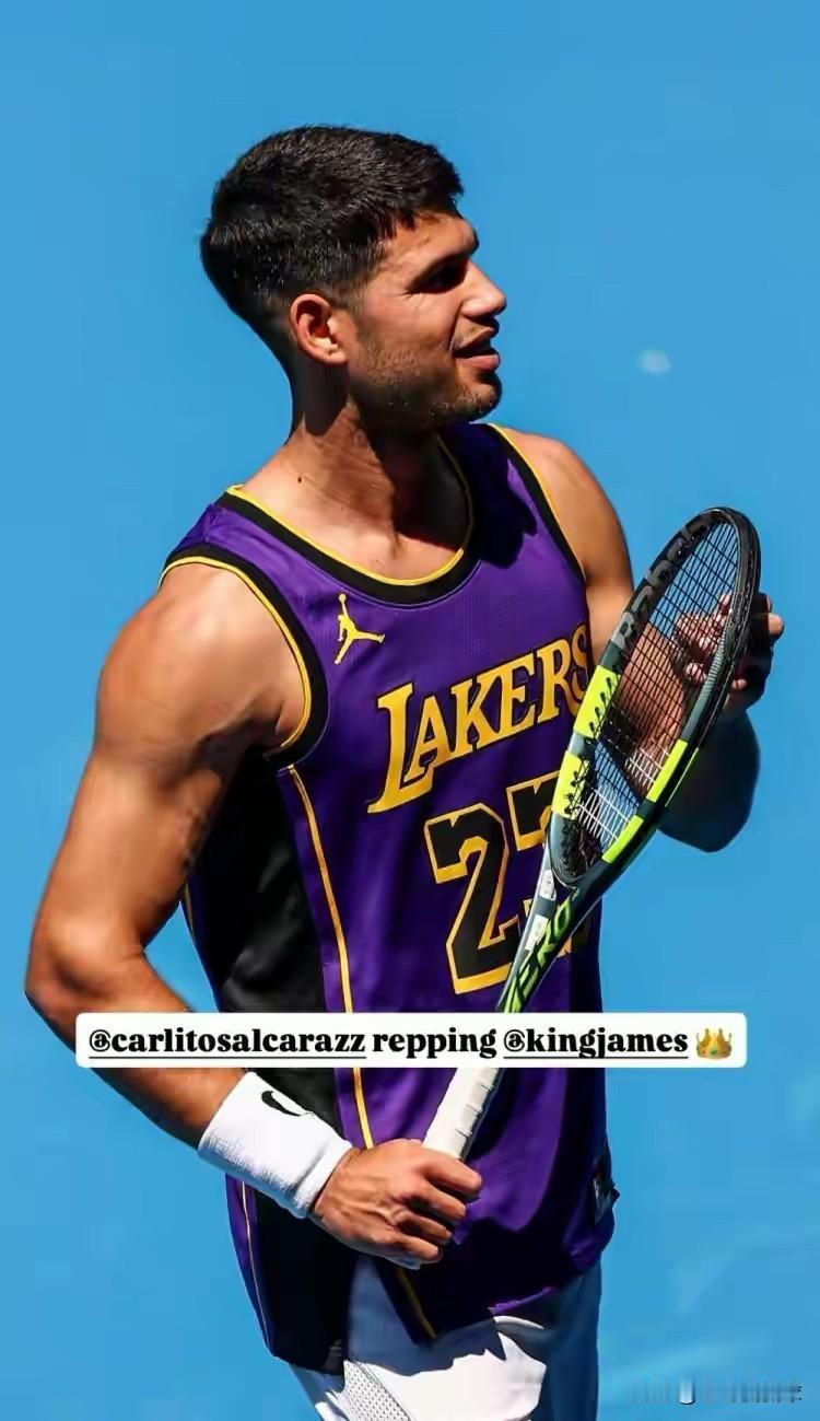 湖人超级巨星詹姆斯真是太会来事了！据悉，昨天西班牙网球巨星阿尔卡拉斯在训练中身穿