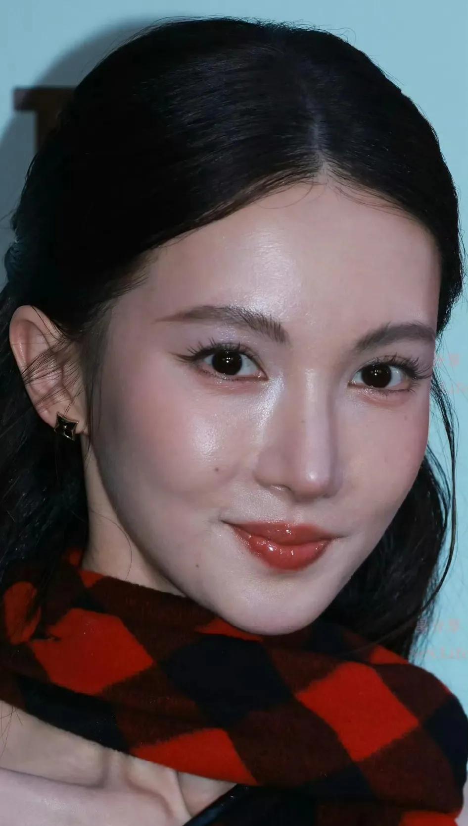 金晨这个生图水平，绝对可以说是大美女了，而且是很健康的那种美女，现在的妆总是喜欢