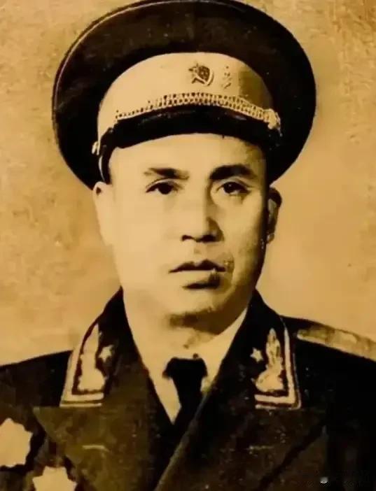 1947年，四野一位师长娶了牺牲战友的遗孀。新婚夜，他没碰新娘，反而对着她提了个