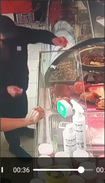 真可恶！今天一大早，一个40岁左右、全身黑衣黑裤黑帽还戴着黑口罩的男子，在我姐的