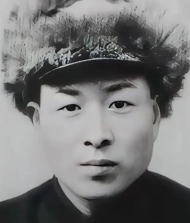 一个战士撞见八个鬼子在河边追一个抱娃的农妇，他枪里就三发子弹，他没躲，刺刀“咔”