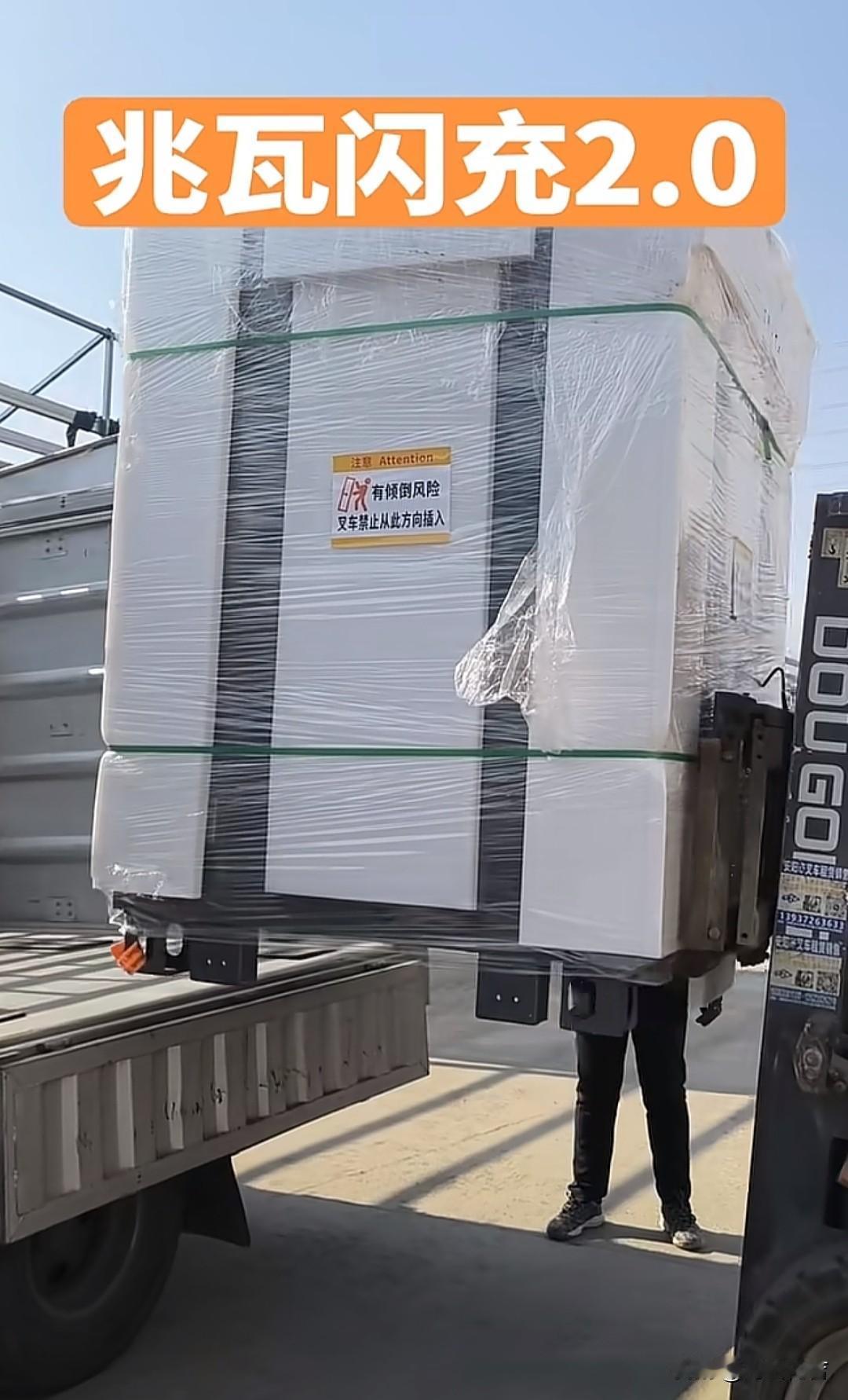 你们总说比亚迪一桩不建，双枪充电，简直毫无人性。比亚迪更毫无人性的它来了，兆瓦闪