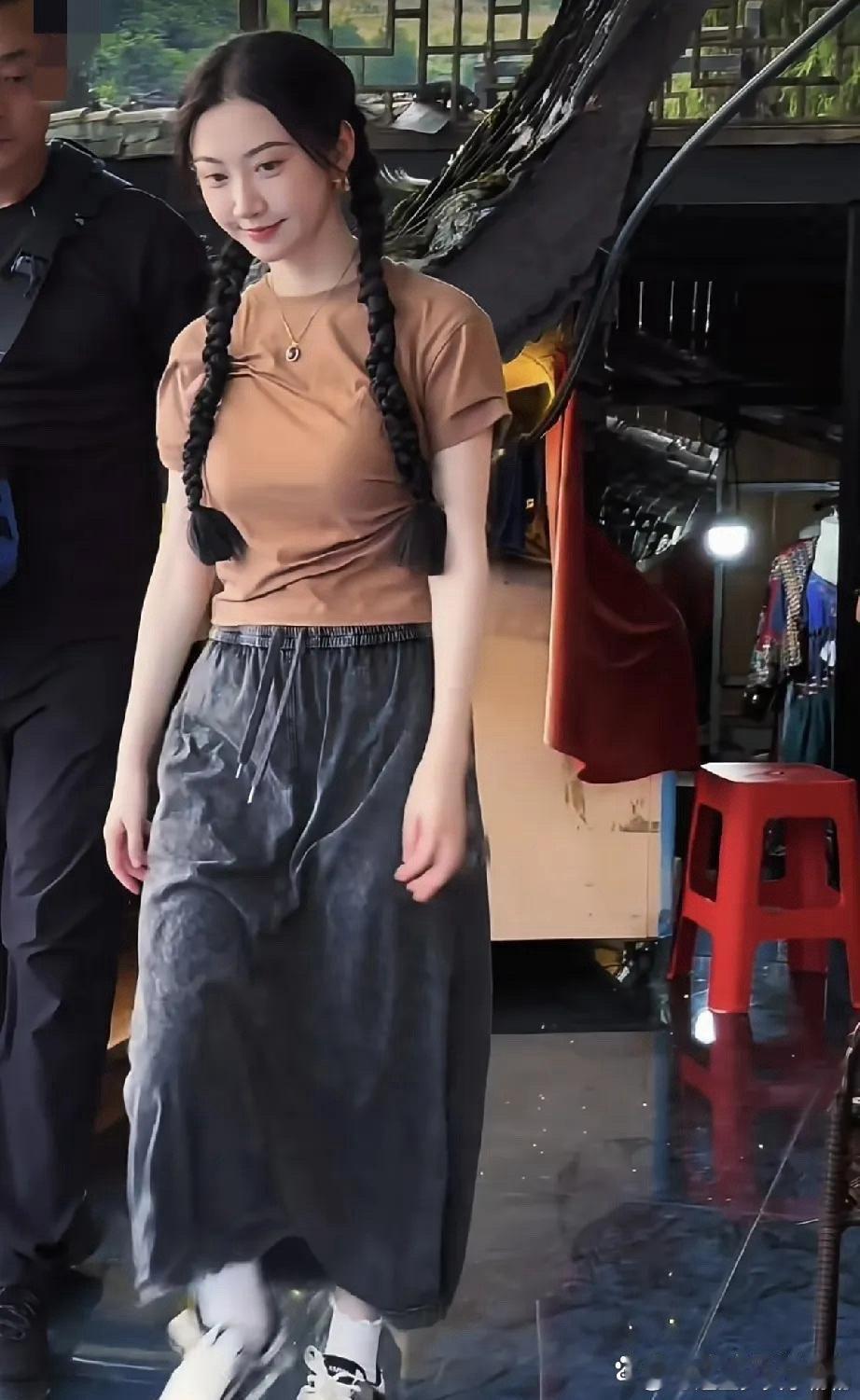 景甜是胖了吗，这一身看着一点也不显身材，麻花辫有点假啊​​​