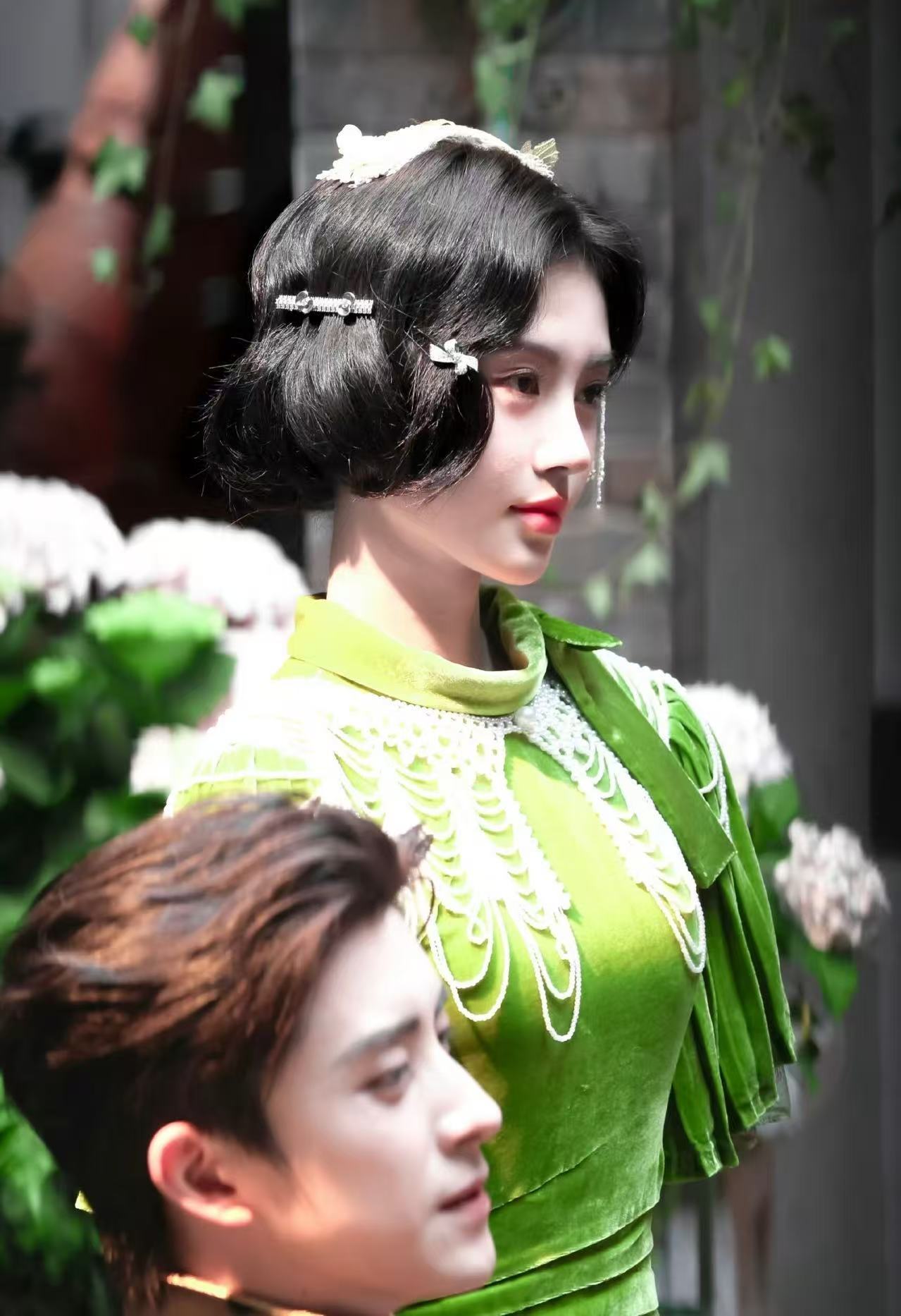 万花世界鞠婧祎戏份听说万花世界的女主原著体形胖一些，所以前期剧组找了其他人代替