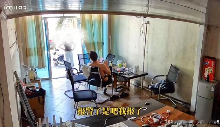 9月6日中午，一名外卖小哥送错了外卖，将隔壁店的外卖送到了J先生的店里，J先生以
